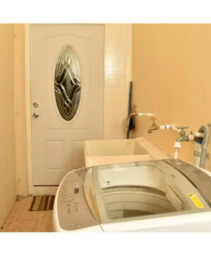 Caribbean Estate Deluxe 2 Apartment Portmore 0*,